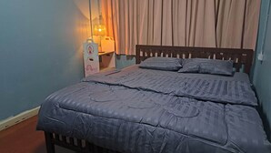 Economy Double Room | WiFi (free), bed sheets - Sura Co-Working Hostel (Bangkok)