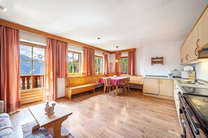 Een koelkast, een microgolfoven, een oven, een kookplaat