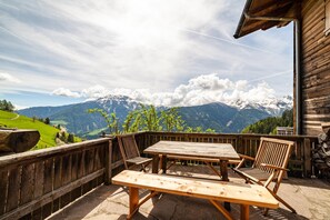 Outdoor dining - Apartment "Innerkaserbach" with Mountain View & Shared Garden (St. Pankraz)