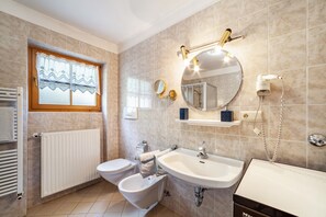 Bathtub, hair dryer, towels - Apartment "Innerkaserbach" with Mountain View & Shared Garden (St. Pankraz)