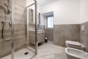 Suihku, hiustenkuivaaja, pyyhkeet