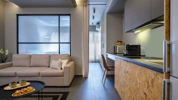 Suite superior, 1 habitación | Zona de estar | Una televisión de pantalla plana