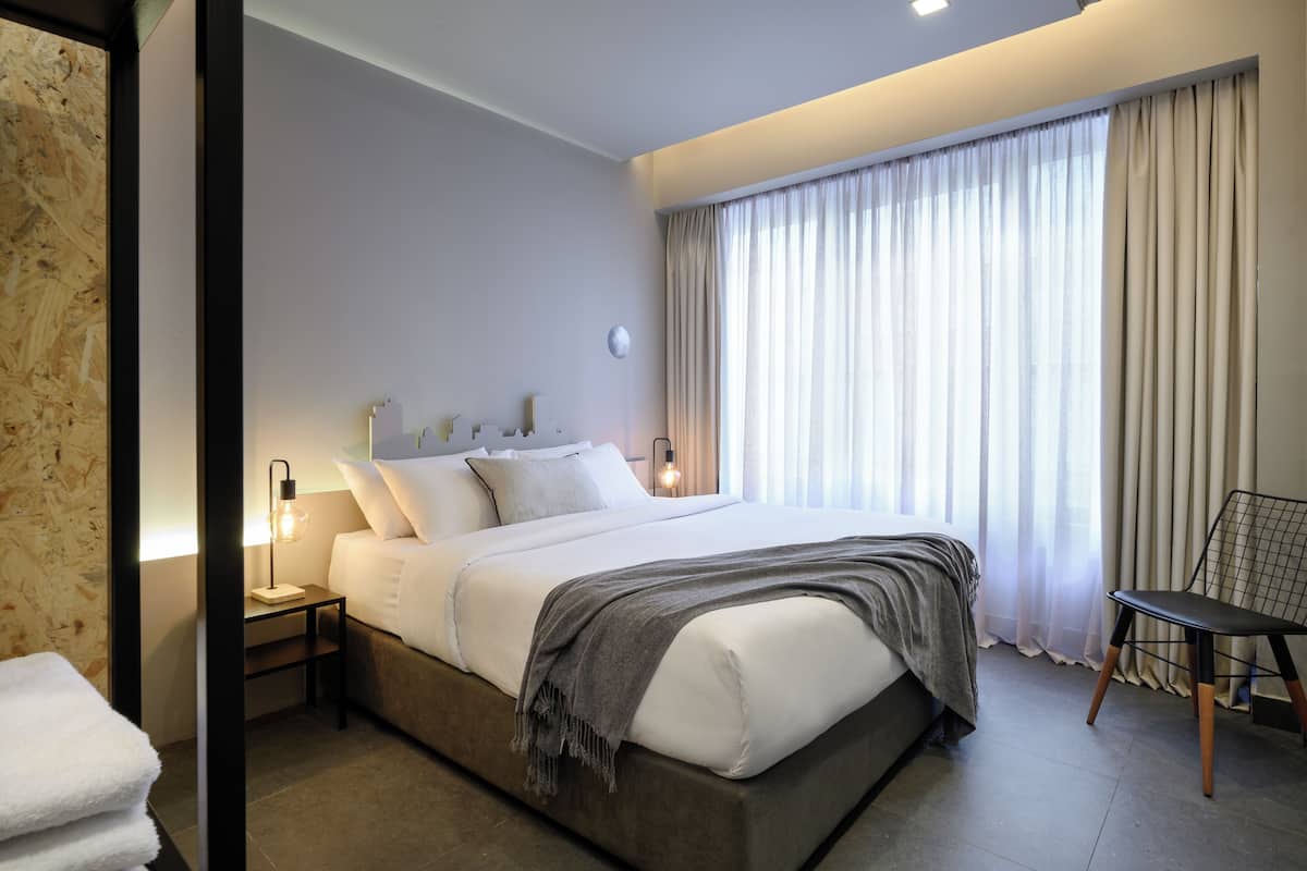 Double Room | 1 bedroom, in-room safe, soundproofing, free WiFi