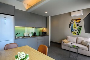 Superior Panoramic Triple Suite | Living area | Flat-screen TV - Psiri Vibes (Athens)