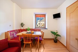Dining - Apartment "Schnalserhof Jonagold" with Mountain View, Garden & Wi-Fi (Latsch)