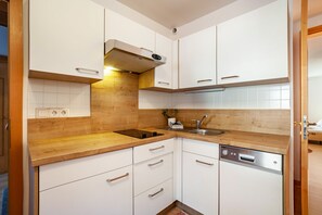 Frigorifero, piano cottura, lavastoviglie, macchina per tè/caffè