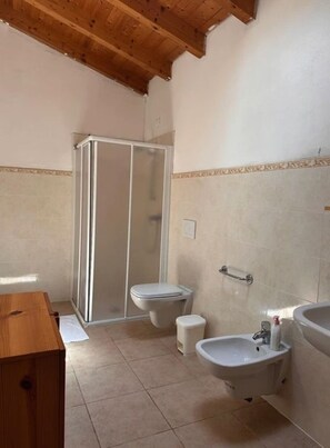 Douche, sèche-cheveux, serviettes fournies