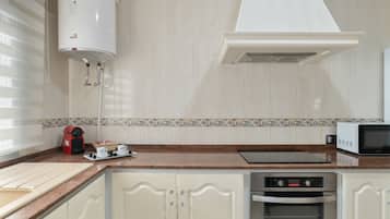 Frigorifero, microonde, forno, piano cottura