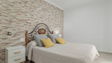 3 slaapkamers, een strijkplank/strijkijzer, gratis wifi, beddengoed