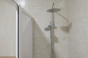 Baignoire, séchoir à cheveux, serviettes fournies