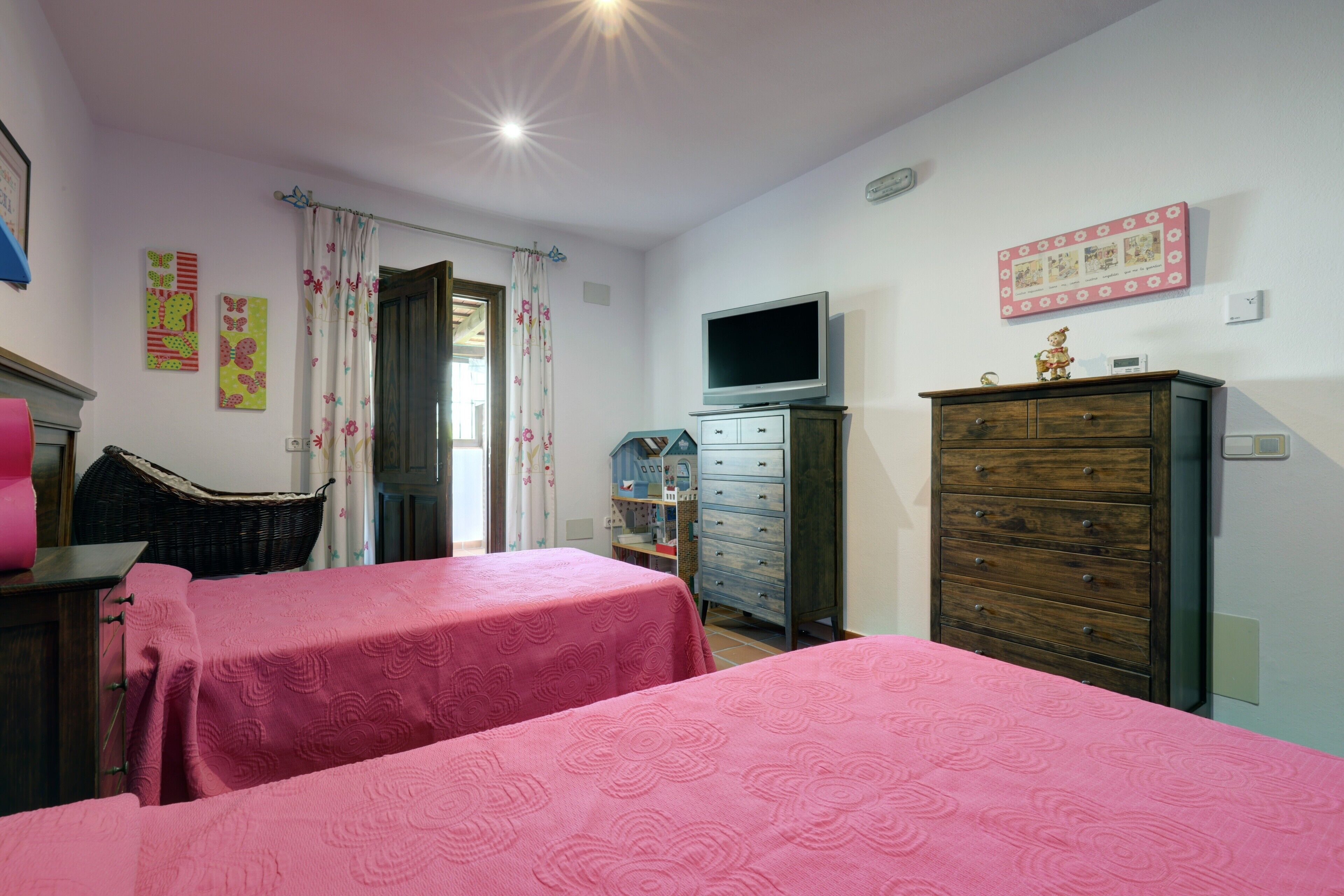 4 bedrooms, iron/ironing board, free WiFi, bed sheets