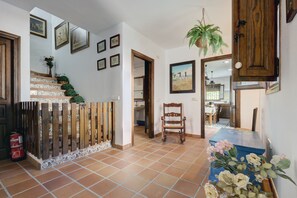 Interior - Villa 'Casa Jimena 8 Personas' with Mountain Views, Wi-Fi, and Air Conditioning (Jimena de la Frontera)