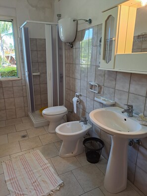 Douche, sèche-cheveux, serviettes fournies