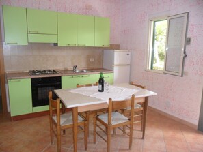Fridge, oven, stovetop, coffee/tea maker