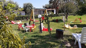 A playground with swings, slides, and tables. - Apartment 'Agriturismo Heaven Trilocale 4' with Sea View, Shared Pool and Wi-Fi (ricadi)