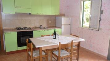 Kylskåp, ugn, spishäll och kaffe- och tebryggare