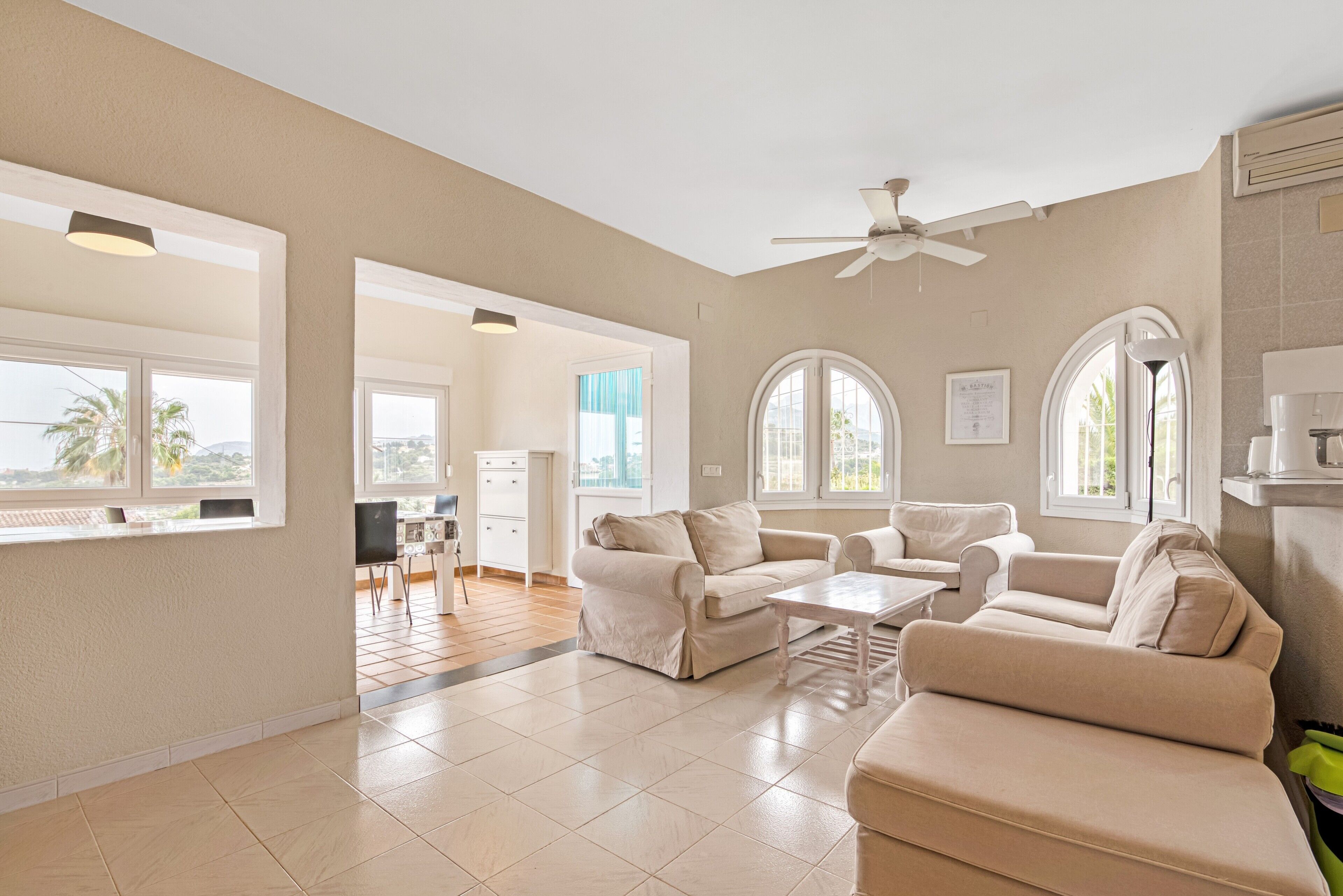 Televisión, chimenea y reproductor de DVD 