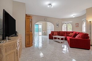 TV, fireplace, DVD player