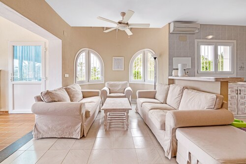 Villa 'Casa Leuki' mit Meer-/Bergblick, Pool, Garten, WLAN & Klimaanlage