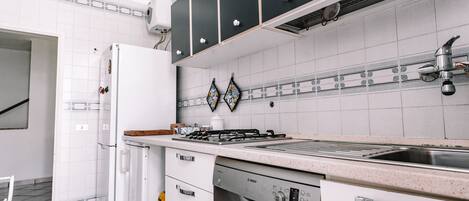 Een koelkast, een microgolfoven, een kookplaat, een vaatwasser