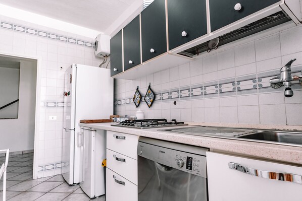 Een koelkast, een microgolfoven, een kookplaat, een vaatwasser