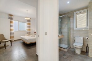 Badkar, hårtork och handdukar