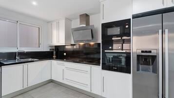 Refrigerador, microondas, horno, placa de cocina