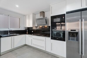 Refrigerador, microondas, horno, placa de cocina