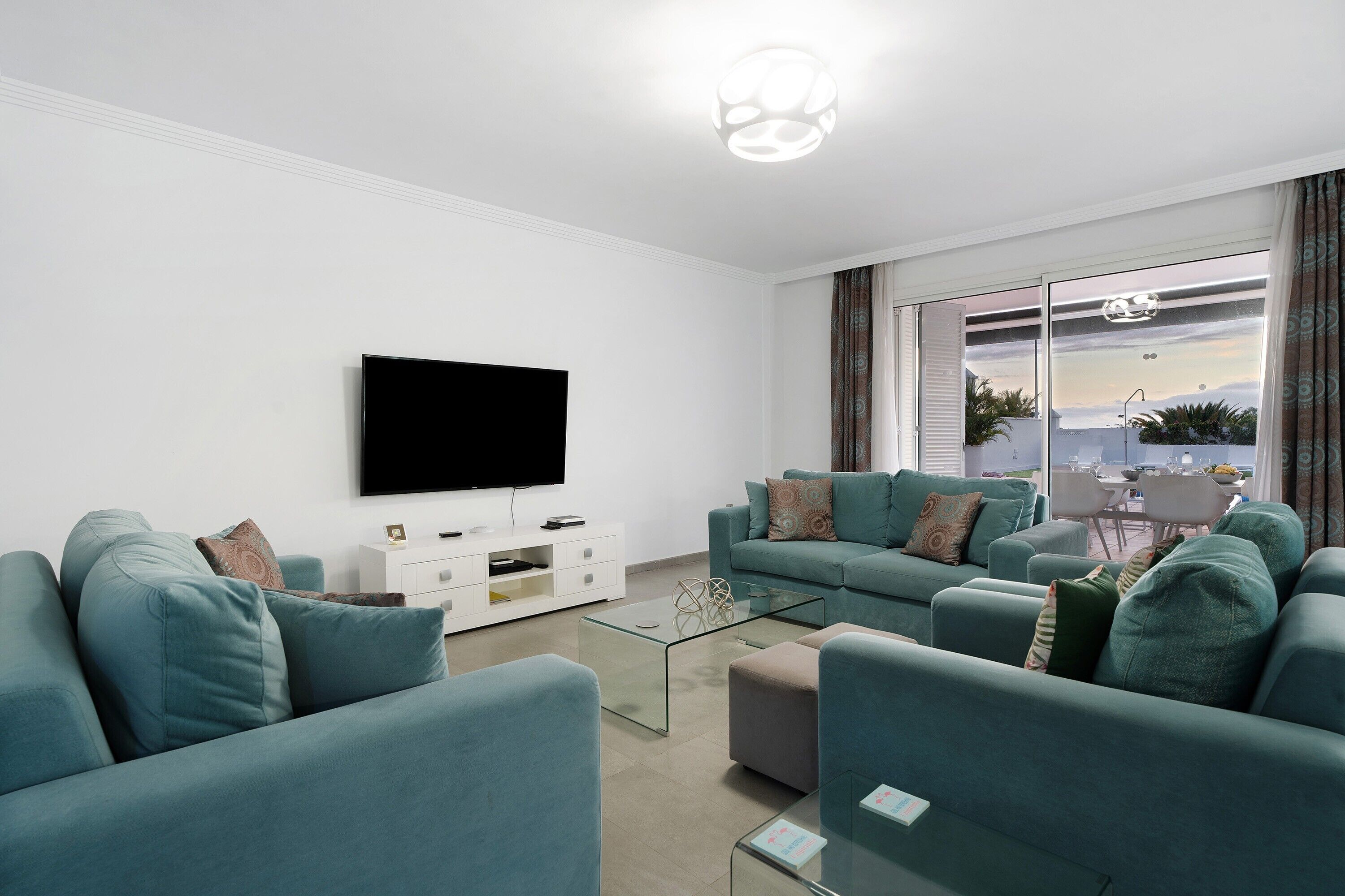 TV, videogames, mesa de pingue-pongue