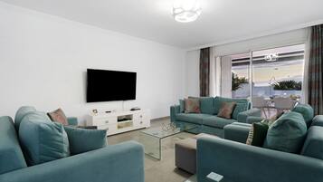 TV, videogames, mesa de pingue-pongue