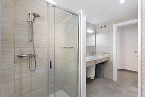 Bañera, secador de pelo y toallas
