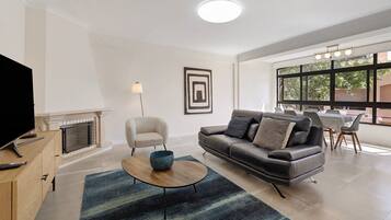 Een televisie en een open haard