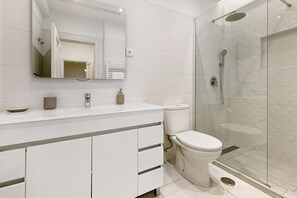 Een douche, een haardroger, handdoeken