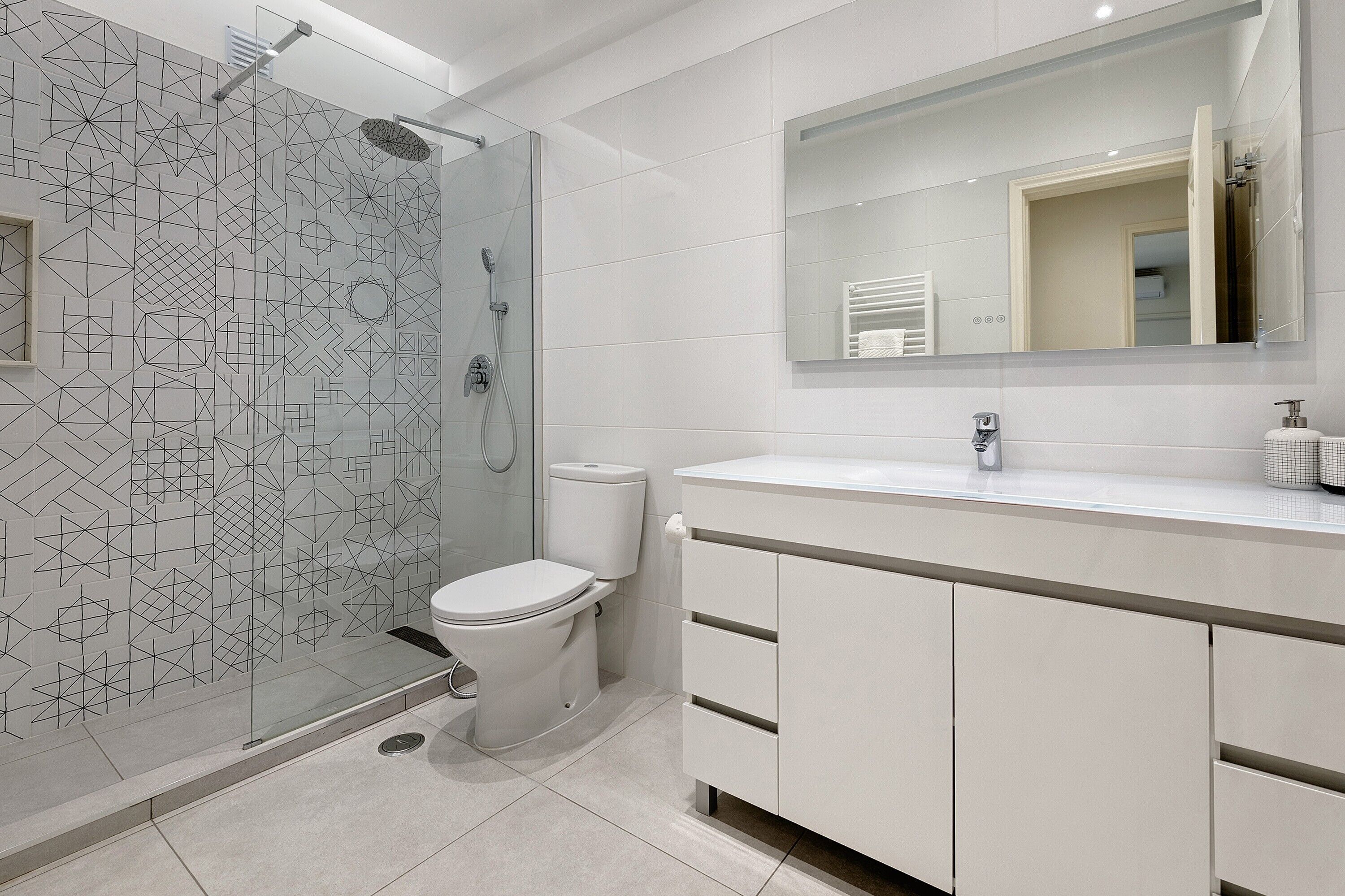 Een douche, een haardroger, handdoeken