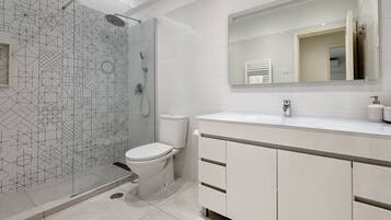 Een douche, een haardroger, handdoeken