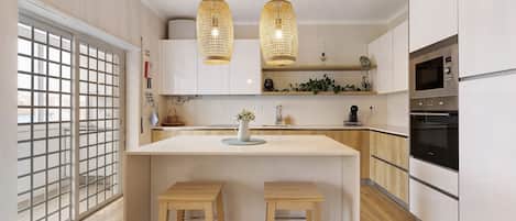 Kühlschrank, Mikrowelle, Ofen, Herdplatte