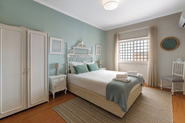 5 bedrooms, iron/ironing board, free WiFi, bed sheets