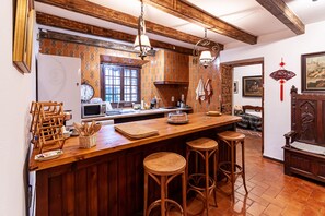 Frigorífico, microondas, horno y placa de cocina