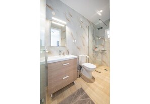 Een douche, een haardroger, handdoeken