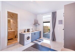 Een koelkast, een magnetron, een oven, een kookplaat