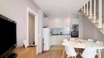 Jääkaappi, mikroaaltouuni, uuni, liesi