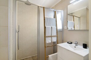 Dusche, Haartrockner, Handtücher