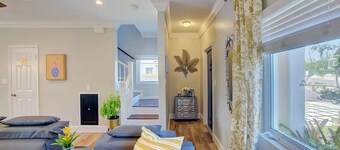 Cozy Condo Near Beach, Restaurants, Shops, Airport