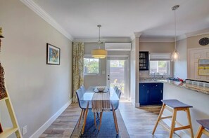 Dining - Cozy Condo Near Beach, Restaurants, Shops, Airport (Nassau)