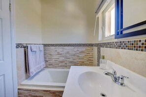 Shower, hair dryer, bidet, towels - Cozy Condo Near Beach, Restaurants, Shops, Airport (Nassau)