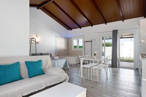 TV - Holiday Home 'La Teja 3' with Private Pool, Wi-Fi and Air Conditioning (Vejer de la Frontera)