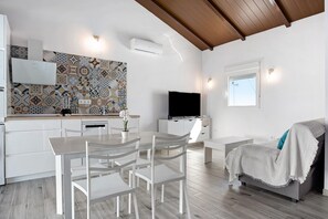 TV - Holiday Home 'La Teja 3' with Private Pool, Wi-Fi and Air Conditioning (Vejer de la Frontera)