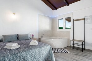 Douche, sèche-cheveux, serviettes fournies