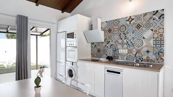 Kylskåp, mikrovågsugn, ugn och spishäll