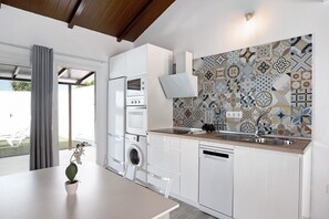 Fridge, microwave, oven, stovetop - Holiday Home 'La Teja 3' with Private Pool, Wi-Fi and Air Conditioning (Vejer de la Frontera)